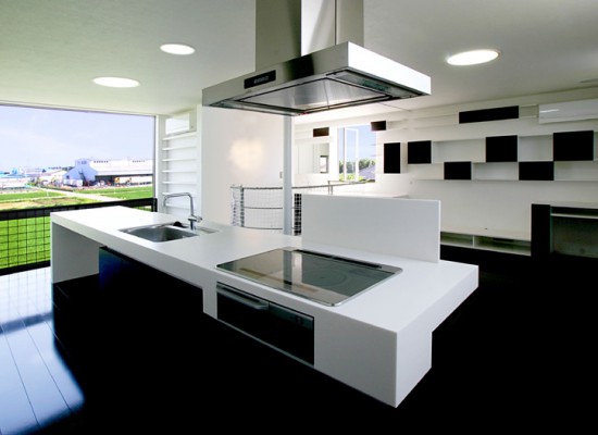 Moderní černobílá kuchyně s bílou litou deskou 