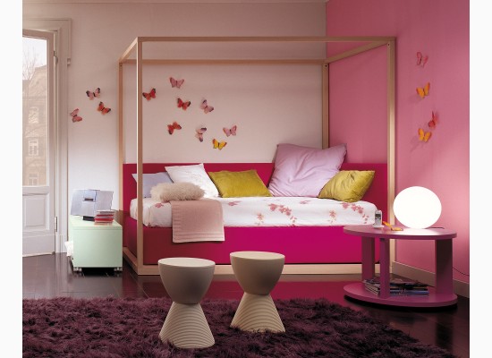 Růžový dětský pokoj s motýlky na zdi