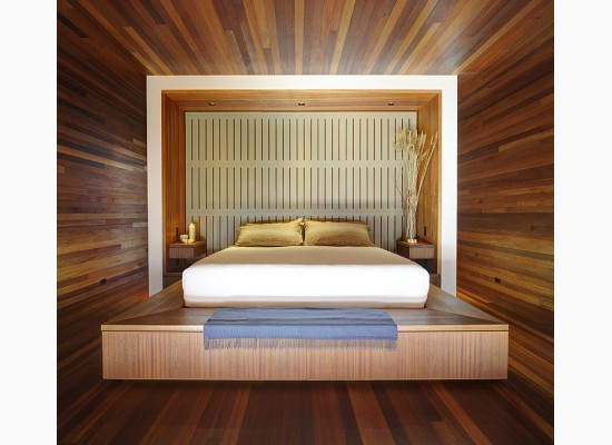 Luxusní ložnice plná dřeva