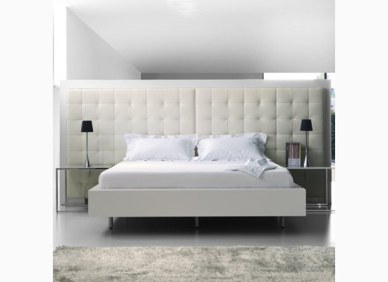 Velká postel v moderním stylu 