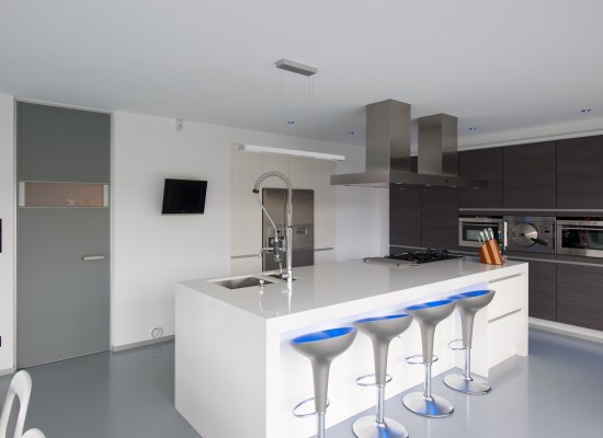 Moderní kuchyně v bílé barvě