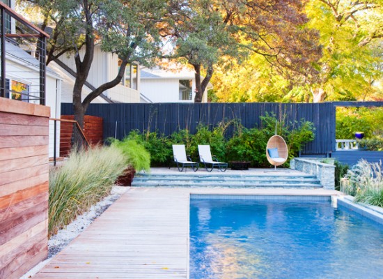 Moderní bazén dominuje velké zahradě