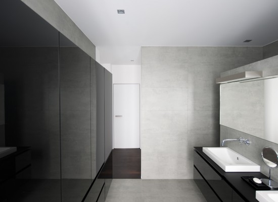 Černá a bílá barva v interiéru moderní koupelny