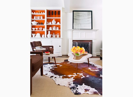 Velký kožený koberec v obývacím pokoji