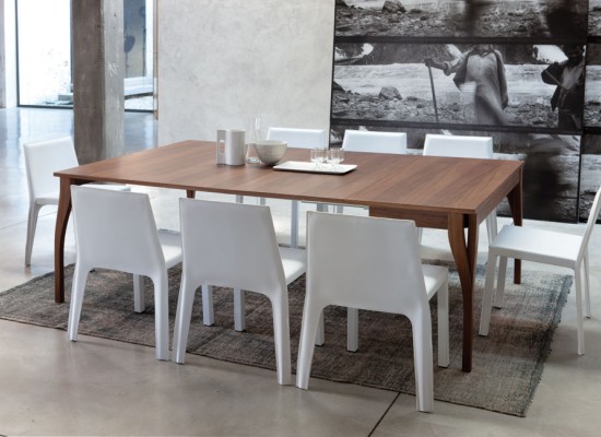 Moderní italská jídelna s bílými židlemi 