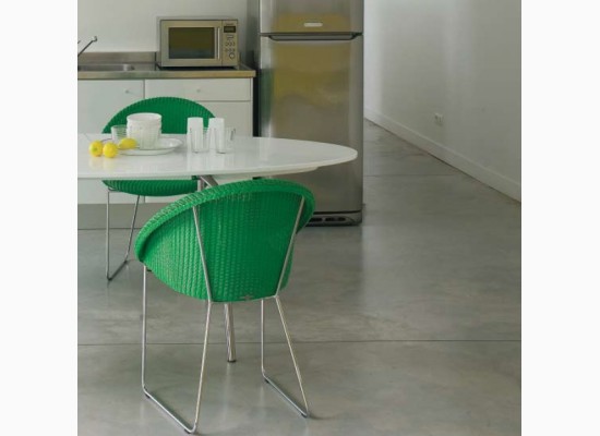 Moderní jídelní kout se zelenými židlemi 