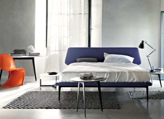 Moderní ložnice s výraznými barvami 
