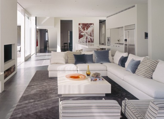 Moderní obývací pokoj s bílou rohovou sedačkou