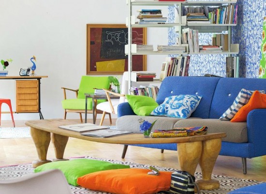 Moderní obývací pokoj plný barev 