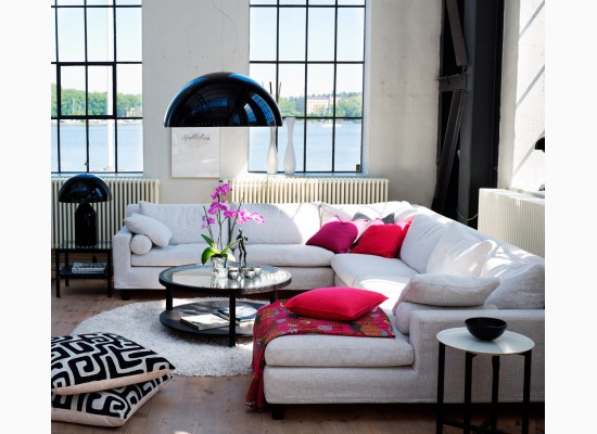 Moderní obývací pokoj s růžovými akcenty