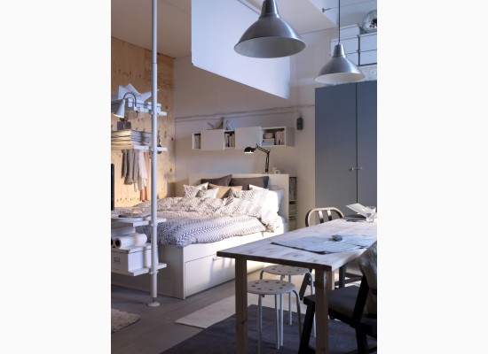 Moderní ložnice v malém bytě