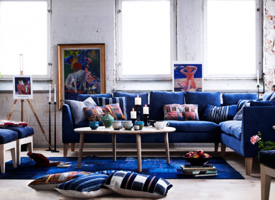 Moderní skandinávský obývák v modrém 