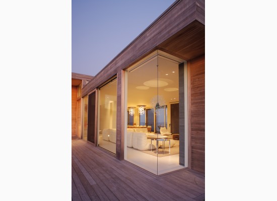 Moderní obývací pokoj a dřevěná terasa