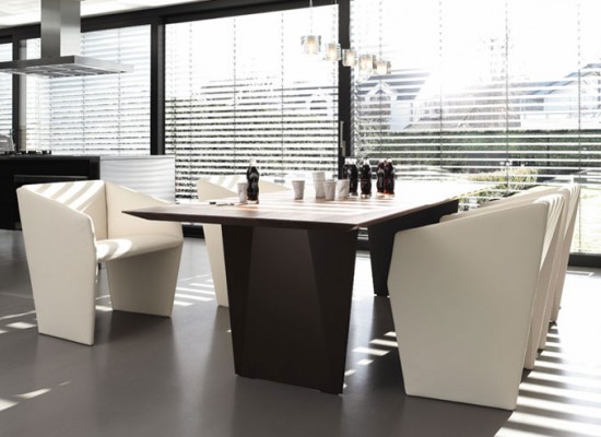 Stůl a židle v povedeném kontrastu