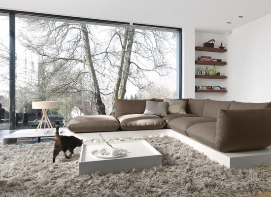 Módní obývací pokoj s nízkou rohovou sedačkou