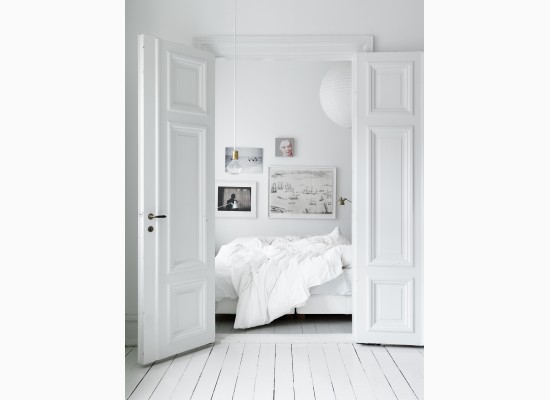 Delikátně bílá skandinávská ložnice 