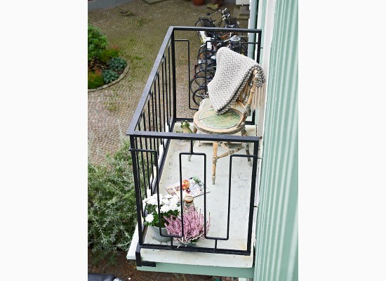 Železný balkón s květinami okolo