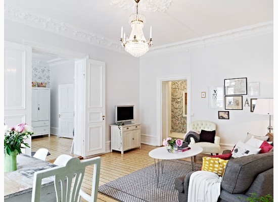 Interiér s bílým dřevěným nábytkem se skandinávskými dekoracemi