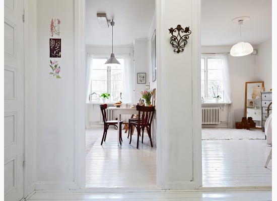 Skandinávský interiér s dostatkem světla a dřevěným nábytkem