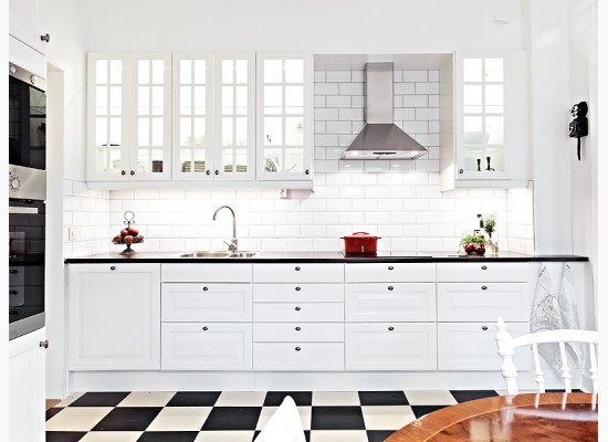 Bílá kuchyně s čtvercovou černobílou podlahou 