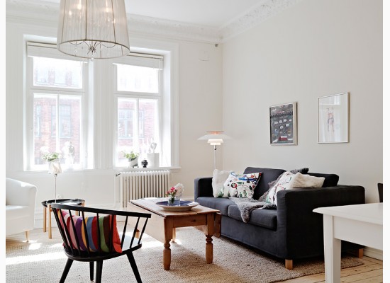 Skandinávský obývací pokoj s černou sedačkou