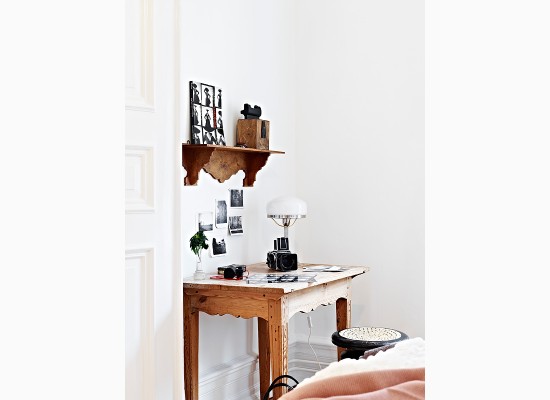 Skandinávská ložnice s dřevěným stolkem 