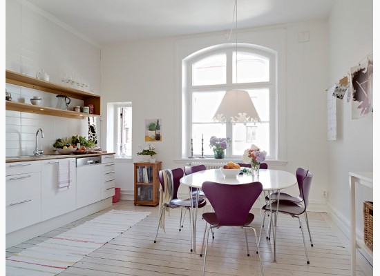 Kombinovaná skandinávská jídelna s fialovými židlemi 