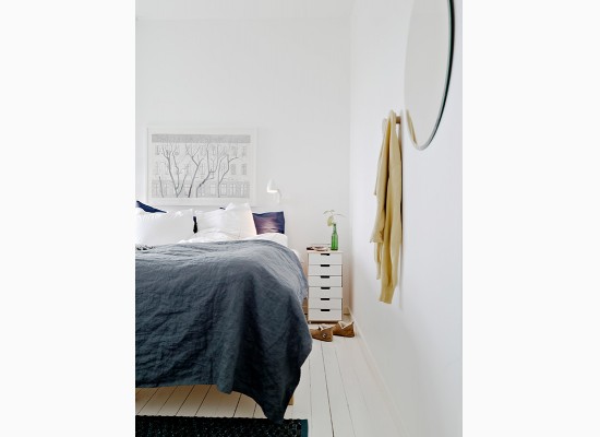 Skandinávská ložnice s vysokou postelí