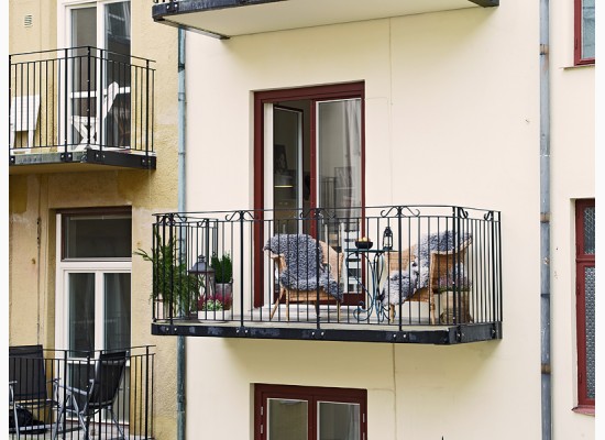 Balkon s ratanovými křesly 