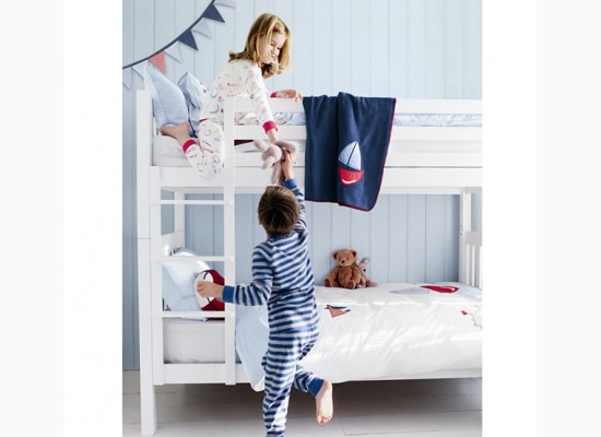 Dětská postel pro dva ve skandinávském stylu 