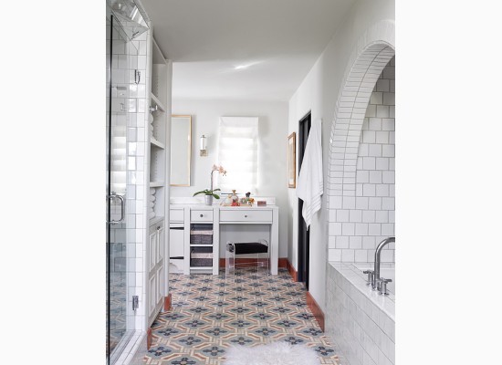 Skandinávská bílá koupelna s mozaikou na zemi