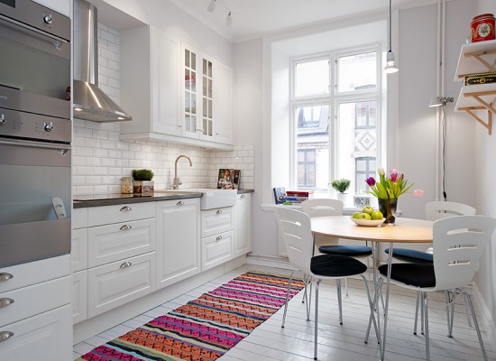 Bílá skandinávská kuchyně s pestrým kobercem