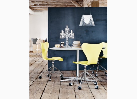 Moderní skandinávská jídelna se žlutými židlemi