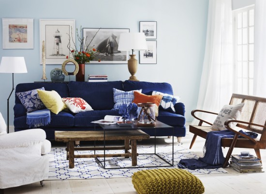 Modrá pohovka v obývacím pokoji 