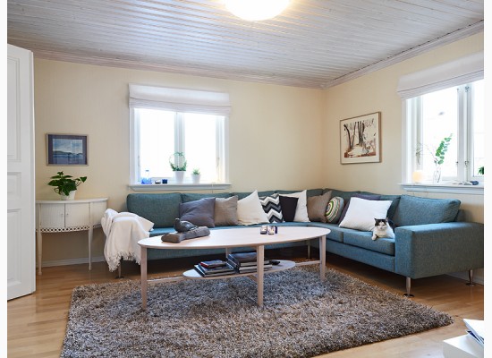 Obývací pokoj s modrou rohovou pohovkou