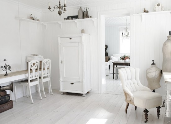 Bílý skandinávský interiér 