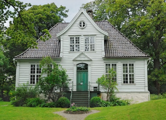 Průčelí skandinávského venkovského domu 
