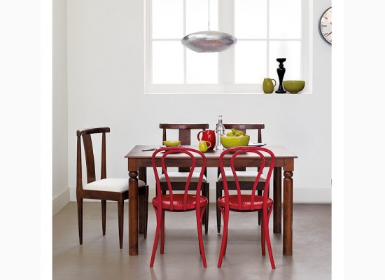 Červená jídelní židle ve skandinávském stylu 