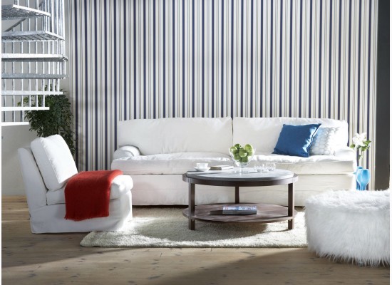 Skandinávský obývací pokoj s pruhovanou tapetou