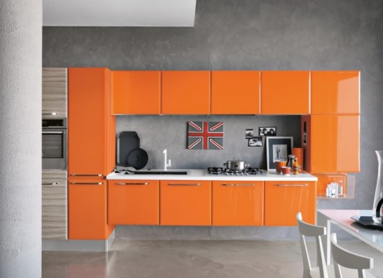 Moderní kuchyně v oranžové 