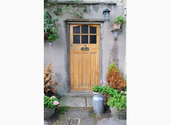 Dveře ve venkovském stylu s dekorativními květináči