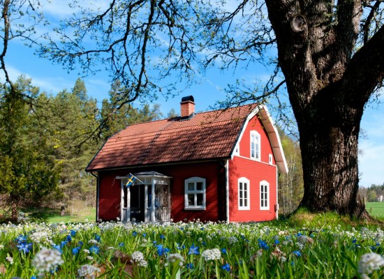 Červený domek ve skandinávském stylu