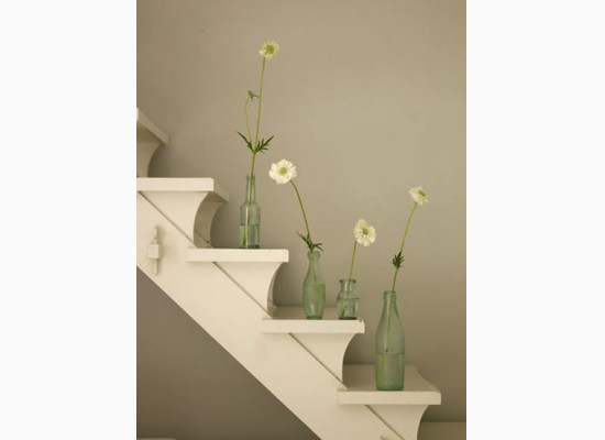 Bílé schodiště s květinami