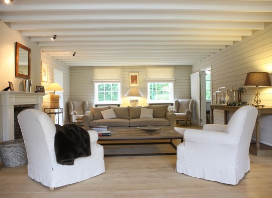 Smetanový obývací pokoj ve stylu Provence