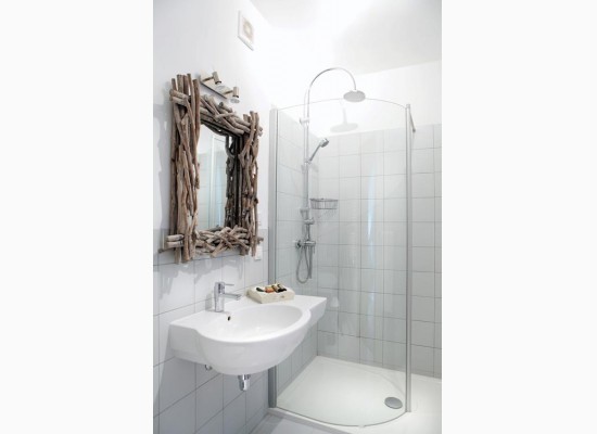 Výrazné zrcadlo v moderní koupelně
