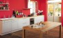 interiery/kombinace-cervene-a-bile-ve-francouzske-kuchyni-s-drevenym-stolem