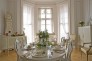 interiery/bila-jidelna-s-ovalnymm-stolem