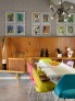 interiery/retro-jidelna-s-barevnymi-zidlemi