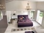 interiery/fialovy-luxus-v-italske-loznici