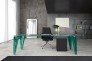 interiery/cerna-pracovna-s-vystrednim-sklenenym-stolem
